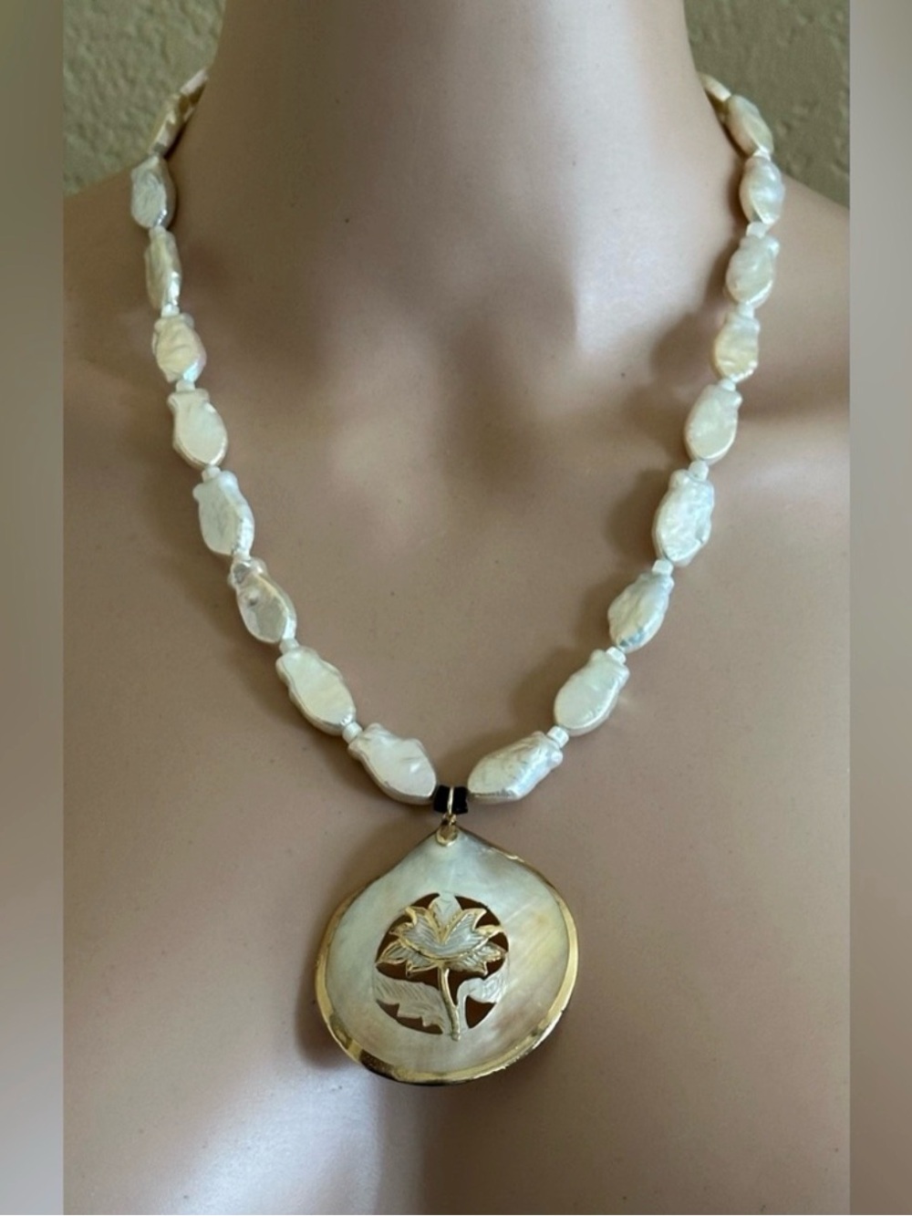 Mother of Pearl Floral Pendant Necklace - White